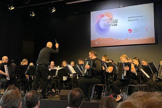 Eccellente apparizione della prima orchestra del Crumstadt Ev di Chordia &#39;73 sotto la direzione musicale del direttore Marc Fischer al 14 ° World Music Festival di Innsbruck. Eccellente apparizione della prima orchestra del Crumstadt Ev di Chordia &#39;73 sotto la direzione musicale del direttore Marc Fischer al 14 ° World Music Festival di Innsbruck. Foto: Kim Oliver Hofmann, 2025