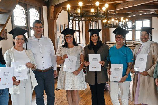 Zweiter von links Bürgermeister Jörg Rüddenklau und rechts Isabel Lopez-Ruiz, Leiterin des kommunalen Fachamtes Kindertageseinrichtungen. Foto: Gerd Keim
