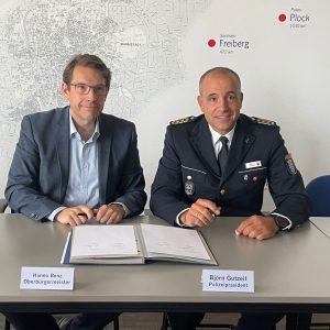 El alcalde Hanno Benz y el jefe de policía Björn Gutzeit. Foto: Ayuntamiento de Darmstadt
