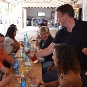 Andreas Wagner sirve vino del viñedo familiar en un evento anterior en el Museo de Historia Local de Leeheim. Foto: Ayuntamiento de Riedstadt