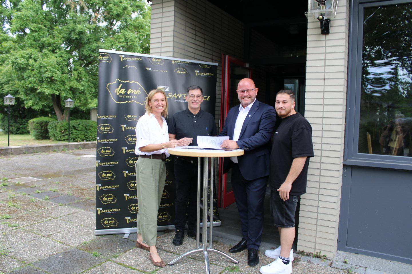 Inna Wedel from real estate and contract management, Elia Vincenzo Santacroce, Mayor Marcus Kretschmann and Giovanni Santacrce (from left) in front of the community center. Photo: City of Riedstadt