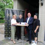 Inna Wedel from real estate and contract management, Elia Vincenzo Santacroce, Mayor Marcus Kretschmann and Giovanni Santacrce (from left) in front of the community center. Photo: City of Riedstadt