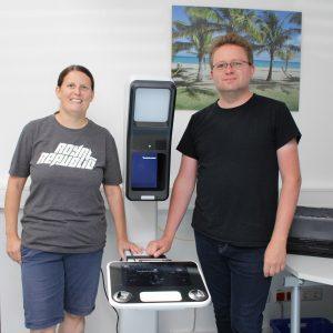 Corina Gärtner e Peter Kraus dell'ufficio anagrafe con la nuova macchina fotografica. Foto: Città di Riedstadt
