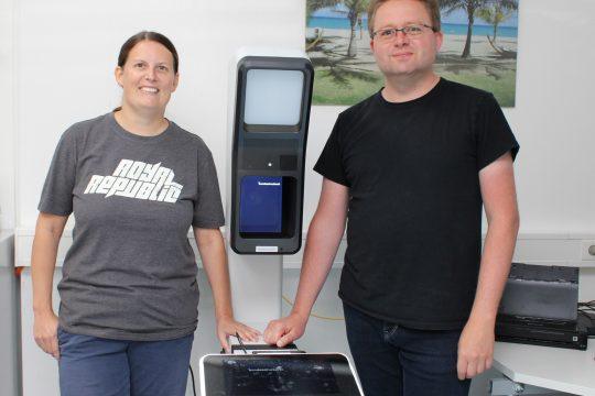 Corina Gärtner und Peter Kraus vom Einwohnermeldeamt mit dem neuen Lichtbildaufnahmegerät. Foto: Stadt Riedstadt