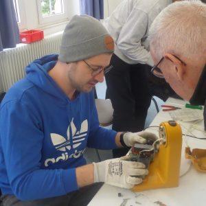 People work together at the repair café in the old town hall in Crumstadt. Photo: Repair Café