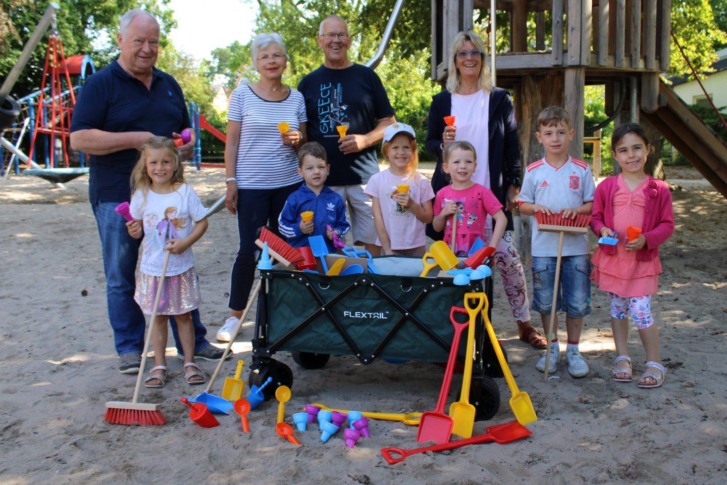 Günter Kleinwächter, Ute Nold-Stenzel, Uwe Stenzel and Kita-manager Yvonne Dickler (from left) with the enthusiastic daycareists and their new things for outside. Photo: City of Riedstadt