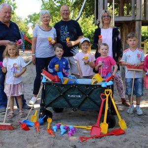 Günter Kleinwächter, Ute Nold-Stenzel, Uwe Stenzel e la direttrice dell'asilo Yvonne Dickler (da sinistra) con gli entusiasti bambini dell'asilo e la loro nuova attrezzatura outdoor. Foto: Città di Riedstadt