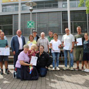 I vincitori della gara ciclistica cittadina di Riedstadt con il sindaco Marcus Kretschmann (quarto da sinistra) e la coordinatrice Sandra Seum (a destra). Foto: Città di Riedstadt