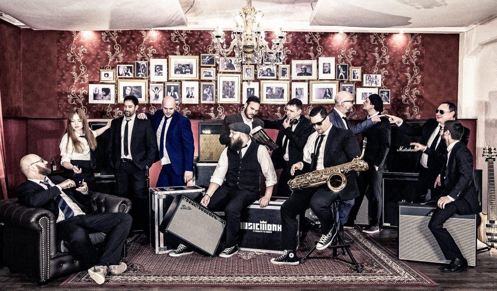 Zupełnie inne brzmienie: The Music Monks zagrają w „Volk im Schloss” w piątek od 20:45. Pierwszy i jedyny w Niemczech zespół grający covery zespołu SEEED i Petera Foxa zamieni dziedziniec zamku w salę taneczną dzięki połączeniu pasji, rytmu i urzekającej wesołości.