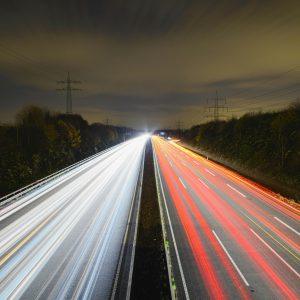 Carretera con tráfico de vehículos