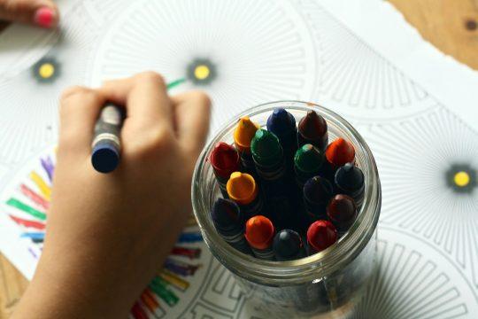 Dipingi i bambini giocano