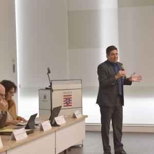 Regierungspräsident Prof. Dr. Jan Hilligardt begrüßt die Teilnehmenden der Regionalkonferenz (© RPDA)