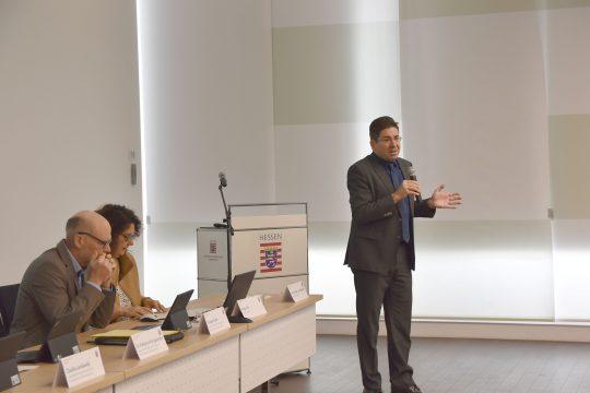 Regierungspräsident Prof. Dr. Jan Hilligardt begrüßt die Teilnehmenden der Regionalkonferenz (© RPDA)