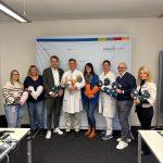 Gruppenfoto anlässlich der Übergabe der Herzkissen: (v.L.) Melanie Uhrig ( Krankenschwester auf der Station 11 D), Frau Brigitte Maurer (Breast Care Nurse ), Philipp Krämer (Leiter ENTEGA Unternehmenskommuniklation), PD. Dr. Sven Ackermann (Chefarzt/Klinikdirektor Frauenklinik), Julia Scheuch (ENTEGA), Katharina Rechel (leitende Oberärztin der Frauenklinik), Michelé Tarquinio ( pflegerischer Geschäftsführer ), Marion Rodehau (Hausdame) Foto: ENTEGA