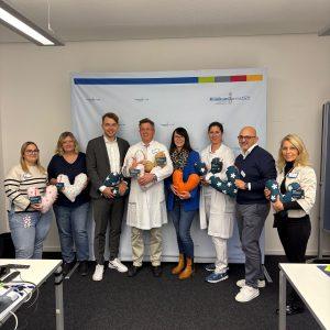 Gruppenfoto anlässlich der Übergabe der Herzkissen: (v.L.) Melanie Uhrig ( Krankenschwester auf der Station 11 D), Frau Brigitte Maurer (Breast Care Nurse ), Philipp Krämer (Leiter ENTEGA Unternehmenskommuniklation), PD. Dr. Sven Ackermann (Chefarzt/Klinikdirektor Frauenklinik), Julia Scheuch (ENTEGA), Katharina Rechel (leitende Oberärztin der Frauenklinik), Michelé Tarquinio ( pflegerischer Geschäftsführer ), Marion Rodehau (Hausdame) Foto: ENTEGA