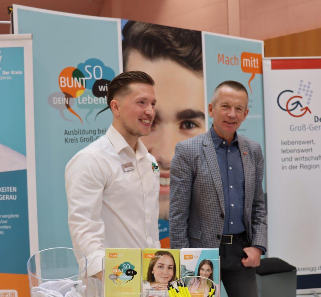 Auch am Stand der Kreisverwaltung schaute Landrat Will vorbei, wo ihn Jan Thomas (links) von der Personalentwicklung über die Resonanz am Stand informierte.
Fotos: Kreisverwaltung