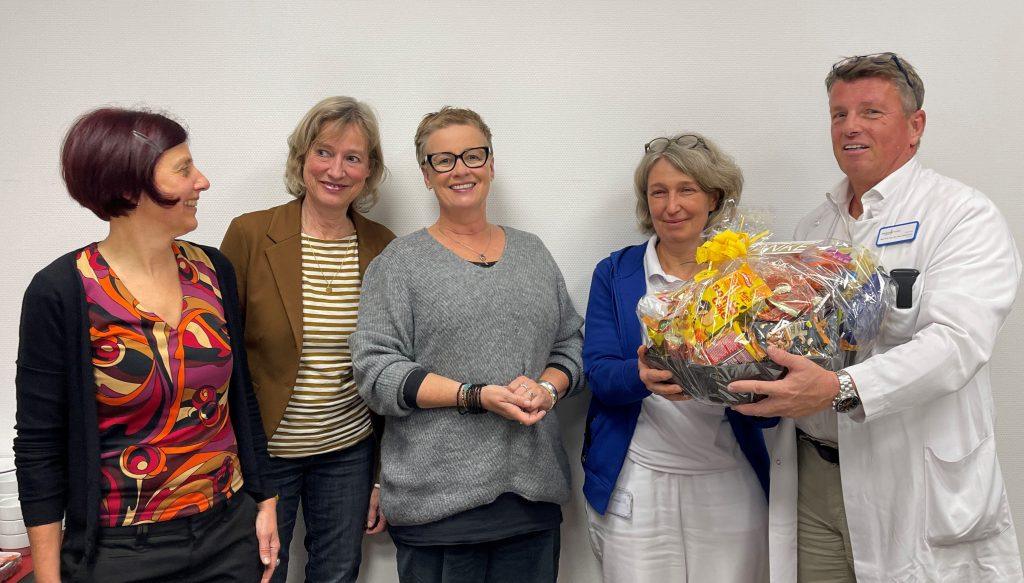 Miriam Seel, Katharina Rohmert, Ute Günther (alle pro familia) übergaben an Sonja Pilz Oberärztin am Klinikum Darmstadt und PD. Dr. Sven Ackermann, Direktor der Frauenklinik, einen Präsenetkorb als Dankeschön für das Engagement und gute Zusammenarbeit. Foto: Klinikum