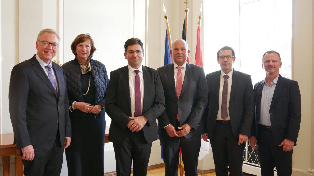 Johannes Baron (Regierungspräsident a. D.), Brigitte Lindscheid (Regierungspräsidentin a. D.), Regierungspräsident Prof. Dr. Jan Hilligardt, Innenminister Prof. Dr. Roman Poseck, Oberbürgermeister Hanno Benz, Regierungsvizepräsident Dr. Stefan Fuhrmann.