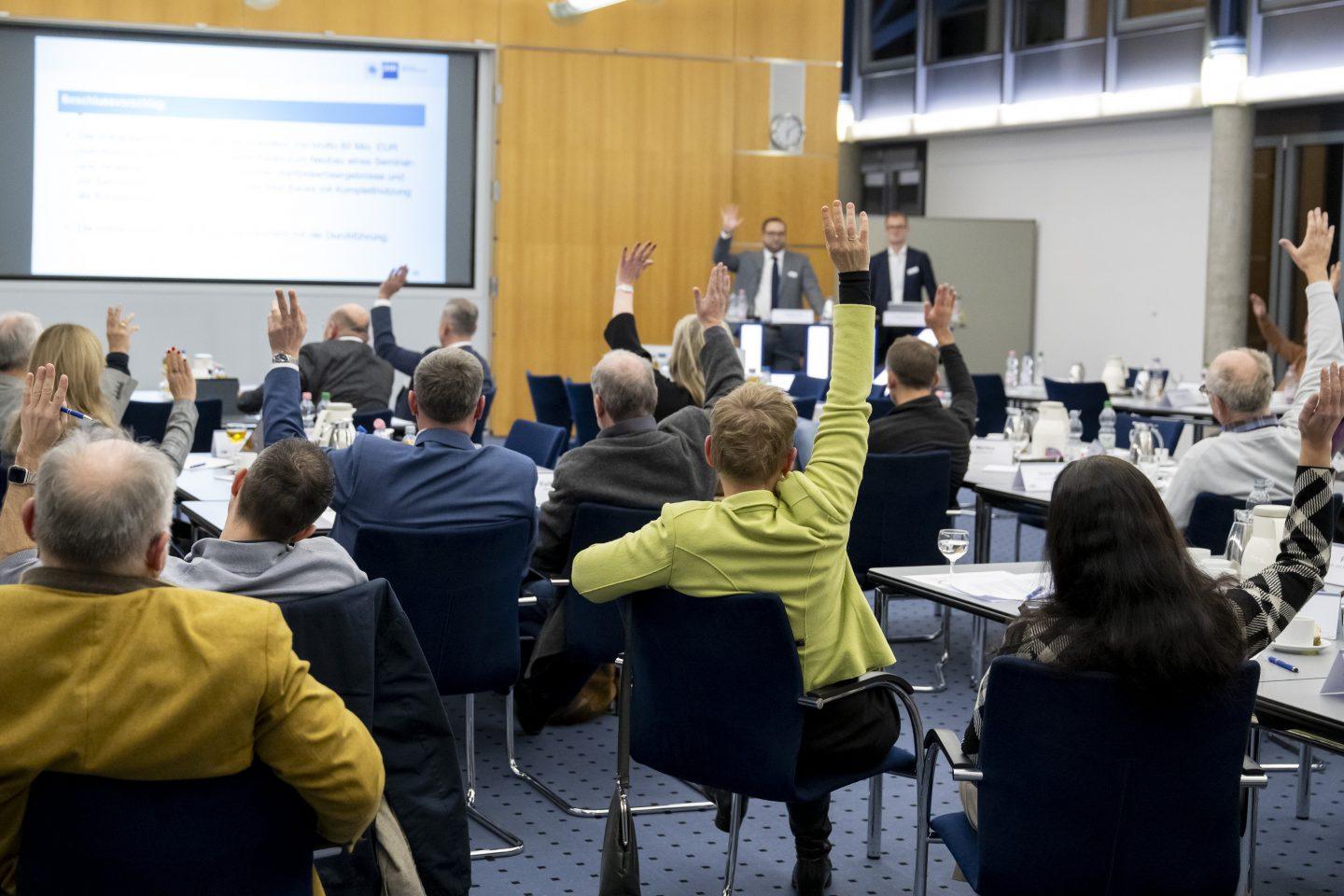 Die Unternehmensvertreter*innen der IHK-Vollversammlung beschlossen die Weiterentwicklung der IHK-Immobilie und die weitere Unterstützung des Technologie- und Gründungszentrums HUB31. Foto: Klaus Mai