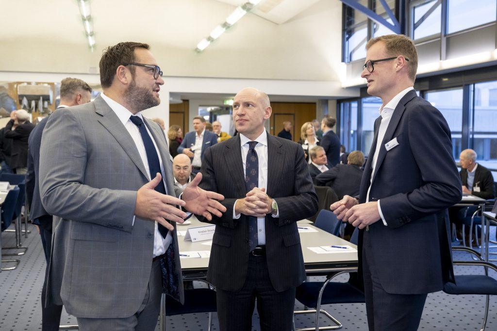 IHK-Präsident Christian Jöst, Minister Manfred Pentz und IHK-Hauptgeschäftsführer Robert Lippmann (von links nach rechts). Foto: Klaus Mai
