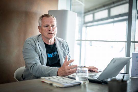 Manfred Kluge, co-fondatore dell'associazione "Iniziativa Diciotto", contro la disinformazione e l'incitamento all'odio e per una stampa libera e sostenibile. Foto: Christian Knieps