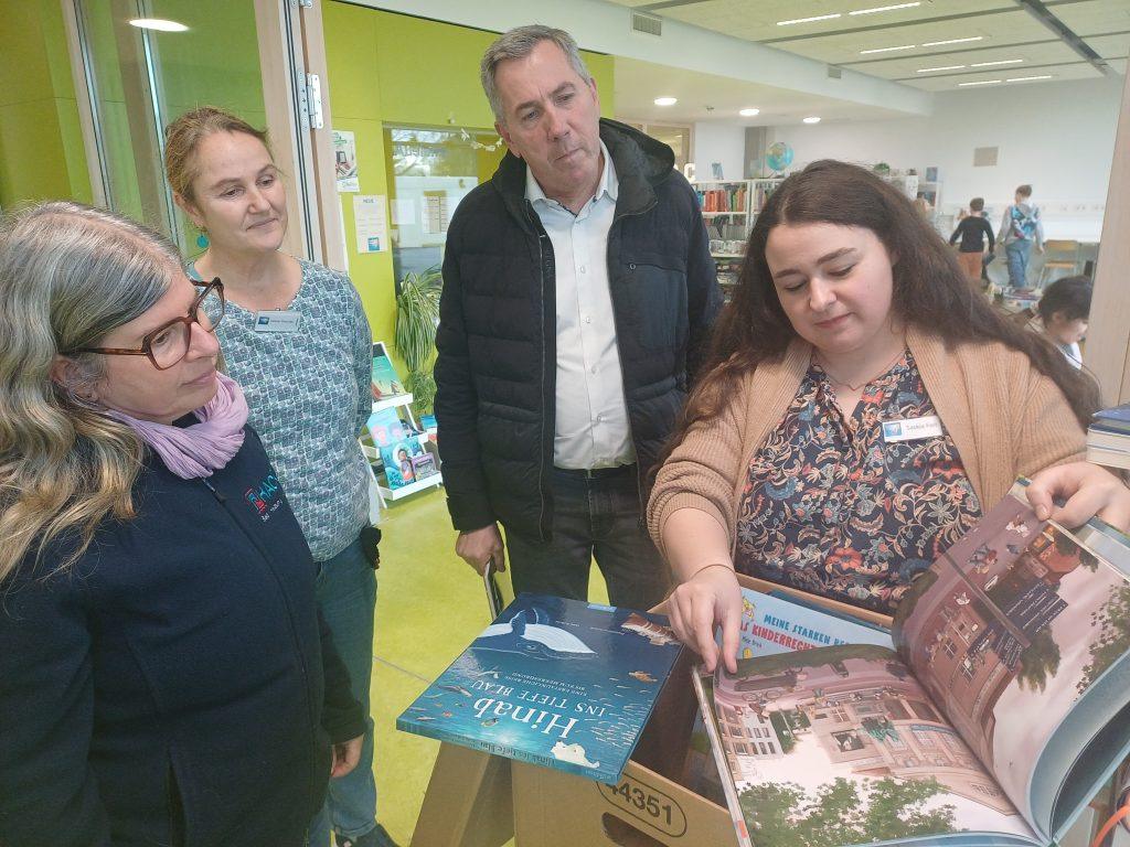 Don de livres de l'Association des commerçants de Nauheim à la bibliothèque de Nauheim. Photo : Municipalité de Nauheim