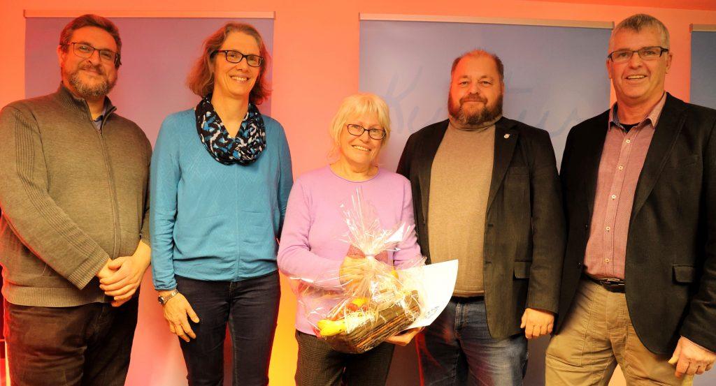 Kulturbüroleiter Marco Hardy, Büchereileiterin Anja Stark, Stadtrat Matthias Thurn und Erster Stadtrat Ottmar Eberlink (v.li.) mit der langjährigen Büchereimitarbeiterin Bärbel Schmidt (Mitte), die mit dem Ehrenbrief ausgezeichnet wurde. Foto: Stadt Riedstadt