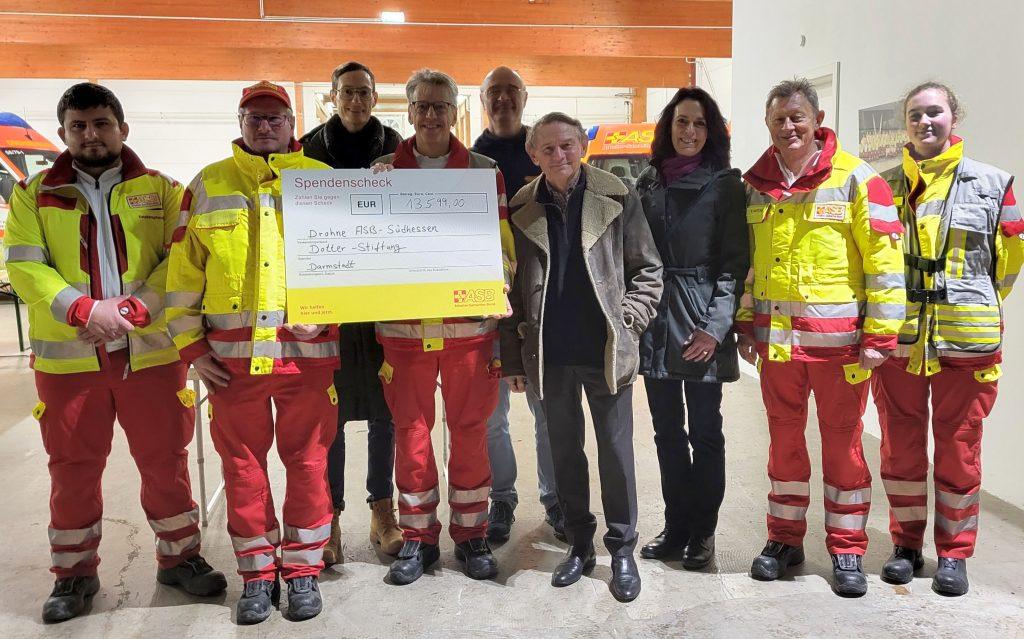 Symbolische Überreichung des Förderbetrages der Dotter-Stiftung an die ASB-Drohnenstaffel (von links: Oguzhan Kantar, Marco Zweifel, Manuel Wluka, Michael Dosch, Günther Krupp, Karl Georg Dotter, Heidi Bittlingmaier, Paul Huttarsch, Svenya Kurth).