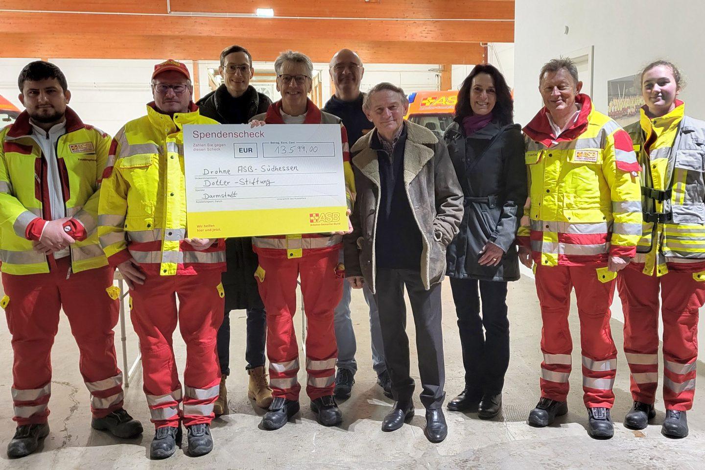 Symbolische Überreichung des Förderbetrages der Dotter-Stiftung an die ASB-Drohnenstaffel (von links: Oguzhan Kantar, Marco Zweifel, Manuel Wluka, Michael Dosch, Günther Krupp, Karl Georg Dotter, Heidi Bittlingmaier, Paul Huttarsch, Svenya Kurth).