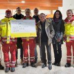 Symbolische Überreichung des Förderbetrages der Dotter-Stiftung an die ASB-Drohnenstaffel (von links: Oguzhan Kantar, Marco Zweifel, Manuel Wluka, Michael Dosch, Günther Krupp, Karl Georg Dotter, Heidi Bittlingmaier, Paul Huttarsch, Svenya Kurth).