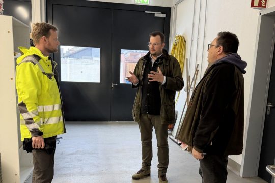 Visita al deposito comunale: Marcus Heß, il sindaco Niklas Gehnich e Uwe Köhres. Foto: PSW