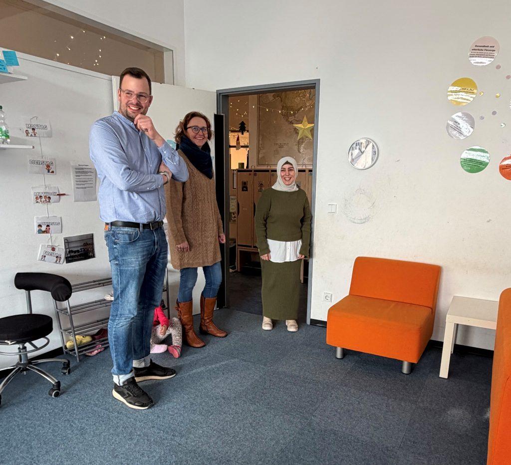 Wizyta w żłobku Brunnenweg: burmistrz Niklas Gehnich, kierowniczka wydziału Ariane Krüger-Haas i zastępca kierownika żłobka Brunnenweg, Figen Kuyruk. Zdjęcie: PSW