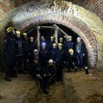 Wolontariusze z lokalnego oddziału THW (Federalnej Agencji Pomocy Technicznej) w Darmstadt: Eva Katsiris – właścicielka ogródka piwnego przy Dieburger Straße (po prawej, w białym kasku), radny miejski Michael Kolmer (klęczy, na dole po prawej), Mareike Göddel – Dolny Urząd Ochrony Zabytków (klęczy, na dole pośrodku), Olaf Köhler – szef Dolnego Urzędu Ochrony Zabytków (klęczy, na dole po lewej, w białym kasku), Nikolaus Heiss (na dole, w czarnym kasku). Zdjęcie: Miasto Darmstadt