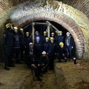 THW (Federal Teknik Yardım Ajansı) Darmstadt yerel şubesinden gönüllü yardımcılar: Dieburger Straße bira bahçesinin sahibi Eva Katsiris (sağda, beyaz kasklı), Belediye Meclis Üyesi Michael Kolmer (diz çökmüş, sağ altta), Aşağı Anıt Koruma Kurumu'ndan Mareike Göddel (diz çökmüş, orta altta), Aşağı Anıt Koruma Kurumu Başkanı Olaf Köhler (diz çökmüş, sol altta, beyaz kasklı), Nikolaus Heiss (altta, siyah kasklı). Fotoğraf: Darmstadt Belediyesi