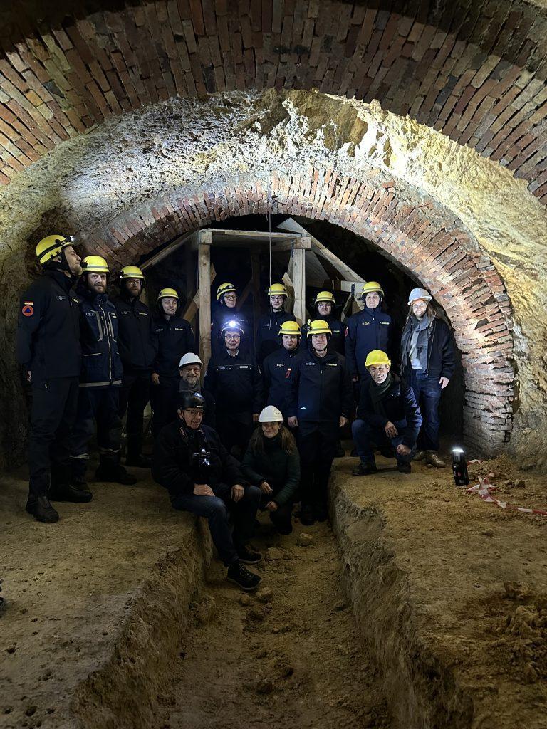 THW (Federal Teknik Yardım Ajansı) Darmstadt yerel şubesinden gönüllü yardımcılar: Dieburger Straße bira bahçesinin sahibi Eva Katsiris (sağda, beyaz kasklı), Belediye Meclis Üyesi Michael Kolmer (diz çökmüş, sağ altta), Aşağı Anıt Koruma Kurumu'ndan Mareike Göddel (diz çökmüş, orta altta), Aşağı Anıt Koruma Kurumu Başkanı Olaf Köhler (diz çökmüş, sol altta, beyaz kasklı), Nikolaus Heiss (altta, siyah kasklı). Fotoğraf: Darmstadt Belediyesi