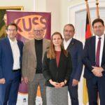 Übergabe des Vorsitzes an Landrat Frank Matiaske. Von links nach rechts: Oberbürgermeister Hanno Benz, Landrat Frank Matiaske (1. Vorsitzender, Odenwaldkreis), Marina Stuckert (Geschäftsführerin), Landrat Klaus Peter Schellhaas (Landkreis Darmstadt-Dieburg), Regierungspräsident Prof. Dr. Jan Hilligardt. Foto: RP Darmstadt