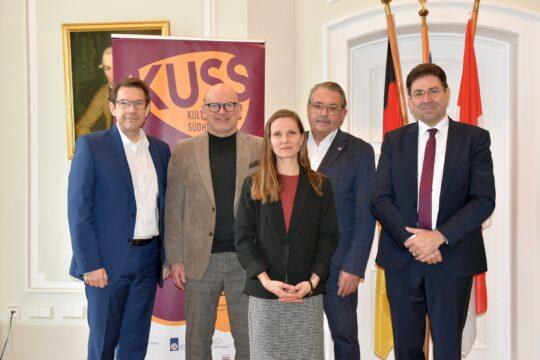 Übergabe des Vorsitzes an Landrat Frank Matiaske. Von links nach rechts: Oberbürgermeister Hanno Benz, Landrat Frank Matiaske (1. Vorsitzender, Odenwaldkreis), Marina Stuckert (Geschäftsführerin), Landrat Klaus Peter Schellhaas (Landkreis Darmstadt-Dieburg), Regierungspräsident Prof. Dr. Jan Hilligardt. Foto: RP Darmstadt