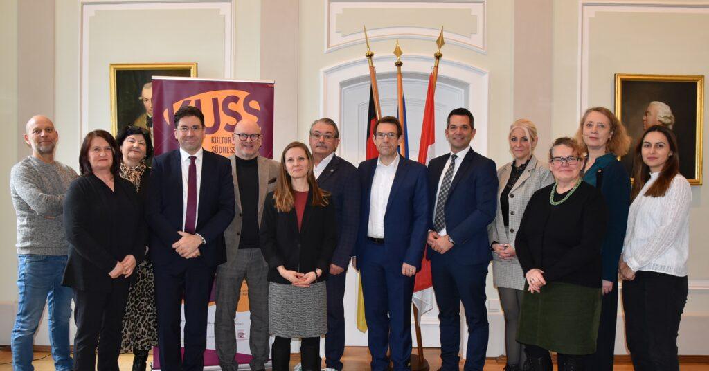 , Mitgliederversammlung und Vorstandssitzung des Kultursommer Südhessen e.V. 2026 Die Personen hinter dem Kultursommer Südhessen, von links nach rechts: Jochen Melchior (Kreis Groß-Gerau), Lina Ophoven (Wissenschaftsstadt Darmstadt), Ute Naas (stellv. Geschäftsführung, Odenwaldkreis), Regierungspräsident Prof. Dr. Jan Hilligardt, Landrat Frank Matiaske (1. Vorsitzender, Odenwaldkreis), Marina Stuckert (Geschäftsführerin), Landrat Klaus Peter Schellhaas (Landkreis Darmstadt-Dieburg), Marcel Subtil (Kreis Offenbach), Jana Treichler (Kreis Offenbach), Ulrike Posselt (Stadt Dieburg), Tina Rosenfeld (Landkreis Darmstadt Dieburg), Raza Bujupaj (Kreis Bergstraße). Foto: RP Darmstadt