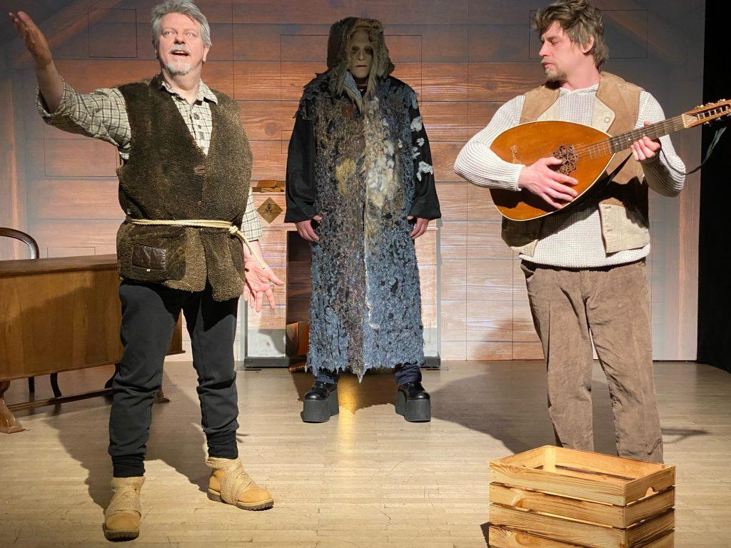 Beitragsbild: Von links: Yvonne Raftopoulo (Regie), Dominik Schneider (1. Vorsitzender), Jürgen Pietsch (Victor Frankenstein). Foto: Alberto Dix