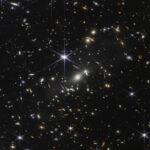 Image prise par le télescope spatial James Webb, offrant un aperçu de l'univers primitif (© NASA, ESA, CSA et STScI).