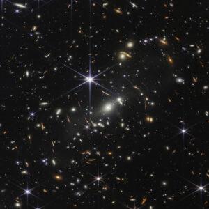 Image prise par le télescope spatial James Webb, offrant un aperçu de l'univers primitif (© NASA, ESA, CSA et STScI).