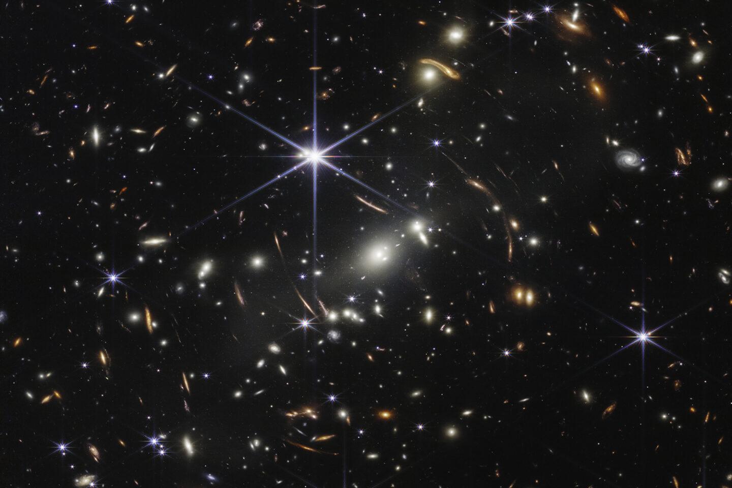 Aufnahme des James Webb Space Telescope, die einen Blick in das frühe Universum ermöglicht (© NASA, ESA, CSA, and STScI).