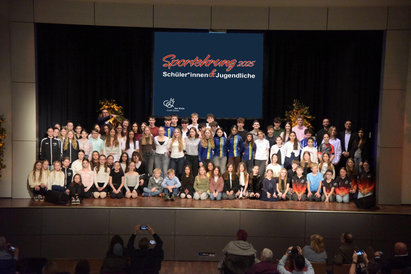 Beitragsbild: Bei der Schülersportlerehrung 2025 des Kreises Groß-Gerau wurden in der Stadthalle Groß-Gerau rund 100 junge Athletinnen und Athleten für ihre herausragenden sportlichen Erfolge ausgezeichnet. Foto: Kreisverwaltung