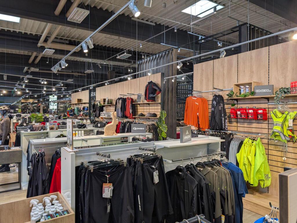 •	Zubehör, Ersatzteile und Bekleidung