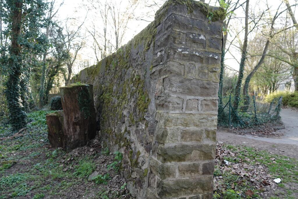 On observe une inclinaison notable du mur à l'entrée et à la sortie de la faisanderie de Groß-Gerau, près de la Brunecker Straße. Par mesure de précaution, l'accès a été fermé, de même que le chemin qui longe l'extérieur de la faisanderie entre la Brunecker Straße et la Wilhelm-Hammann-Straße. Photo : Groß-Gerau/Jörg Monzheimer