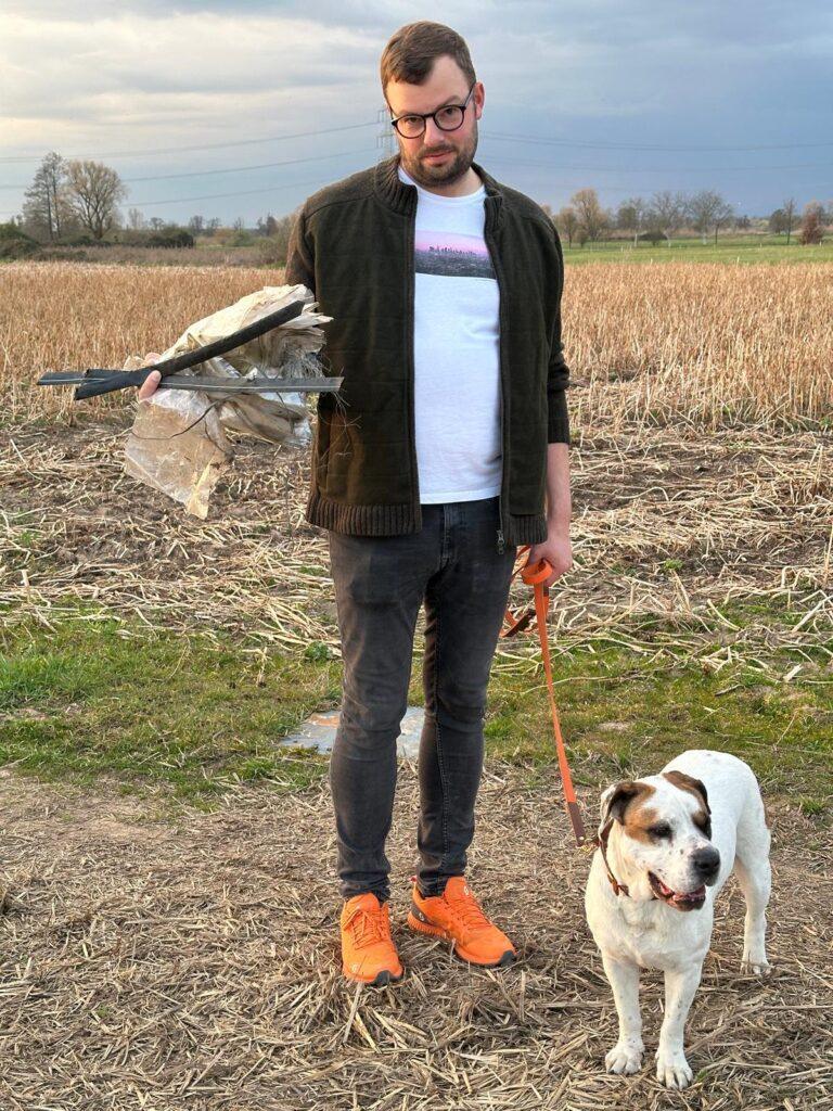 Auch Bürgermeister Niklas Gehnich findet regelmäßig wilden Müll bei der Gassi Runde. Foto: Pressestelle Weiterstadt
