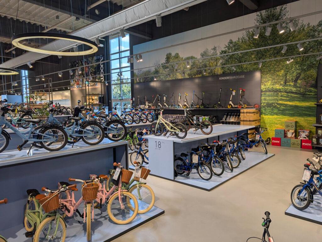 •	Kinder- und Jugendfahrräder (auch mit E-Antrieb)
