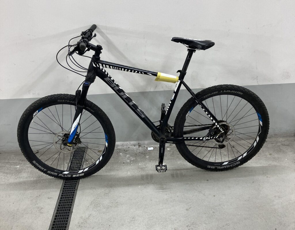 Mountainbike der Marke Bulls (schwarz).