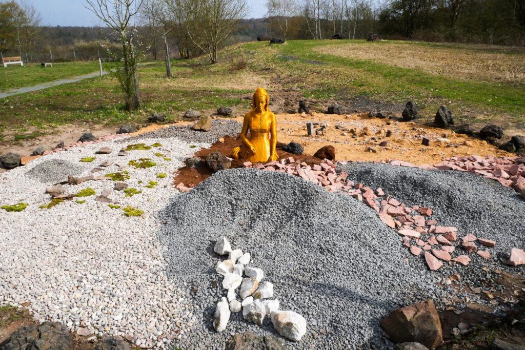 L'opera "Sussurra silenziosa eternità" di Regina Frank. Foto: Sito Patrimonio dell'Umanità di Messel Pit, Wencker