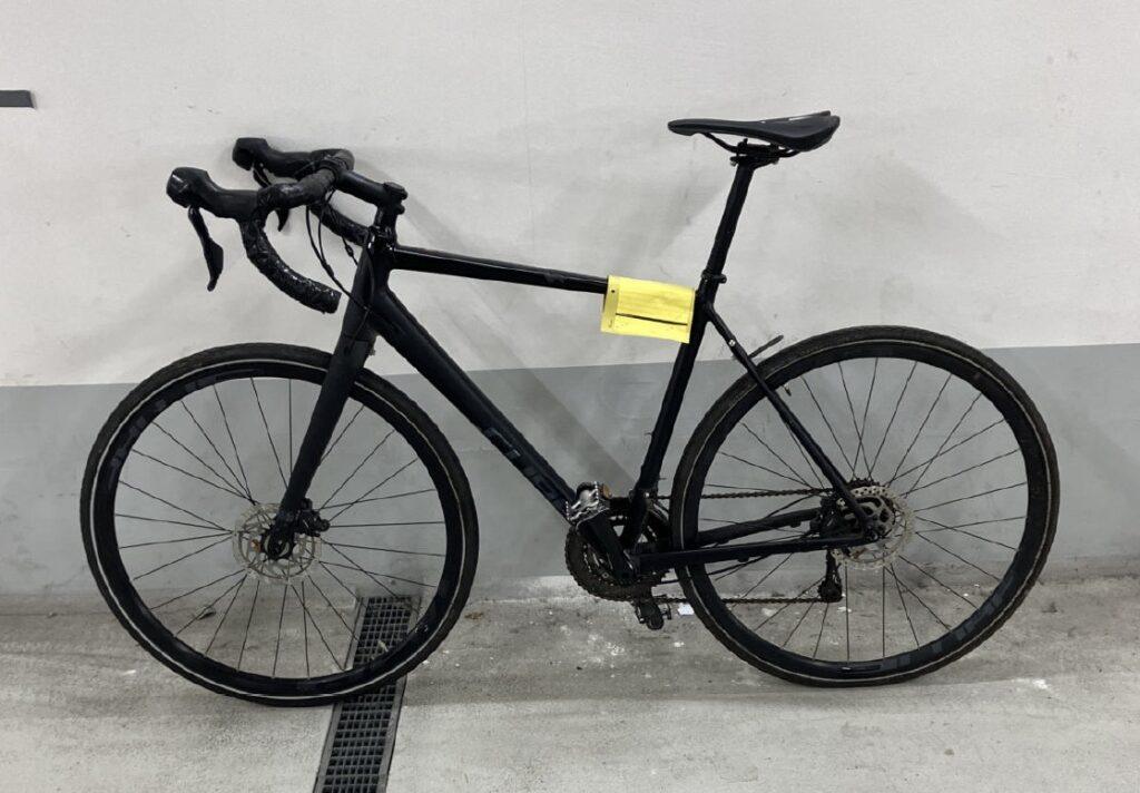 Rennrad der Marke Cube (schwarz).